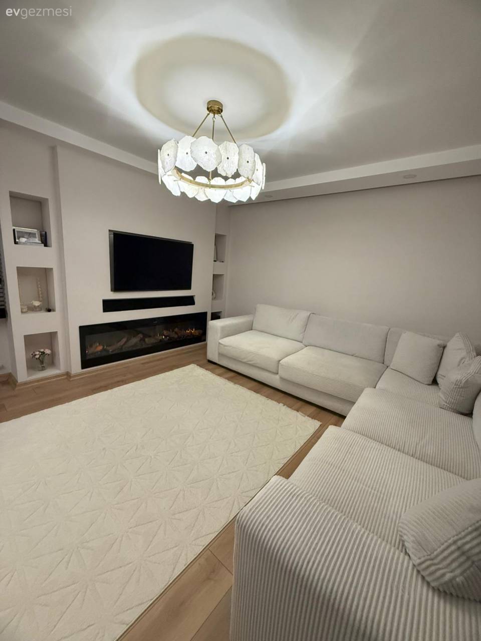 Penceresi Bol Bu Evde Sadelik ve Işıltıya Eşit Oranda Yer Var