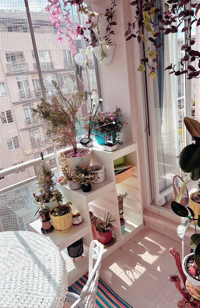 Bitkilerle Dolu Bu Balkon Apartmana Taşınmış Bir Bahçe Gibi!