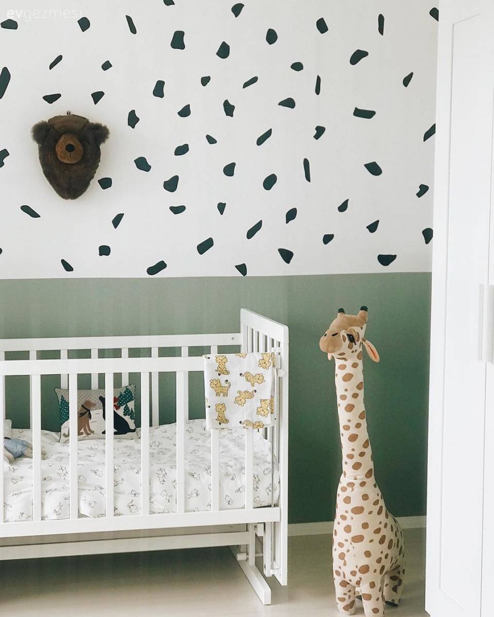 Nil Yeşili ve Beyaz Uyumu: Serin Esintiler Hissettiren Bir Dekor