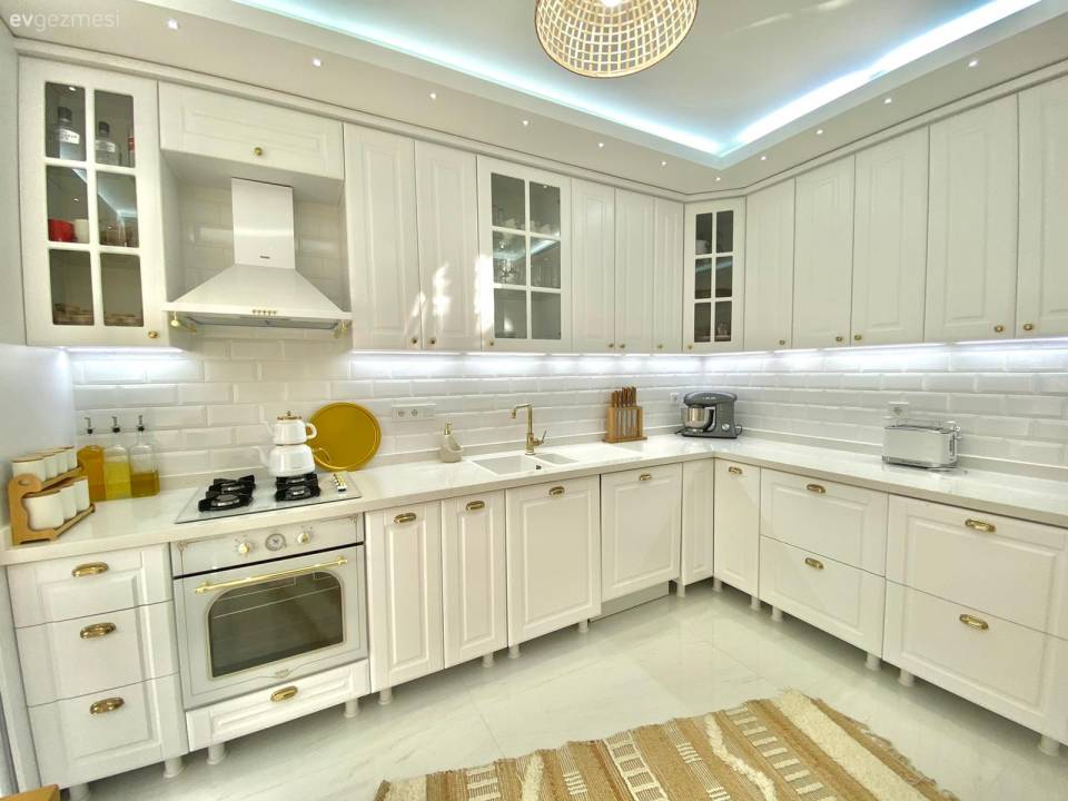 Bu Muğla Mutfağında Beyaz Renk Aşçı, Ahşap da Yamağı