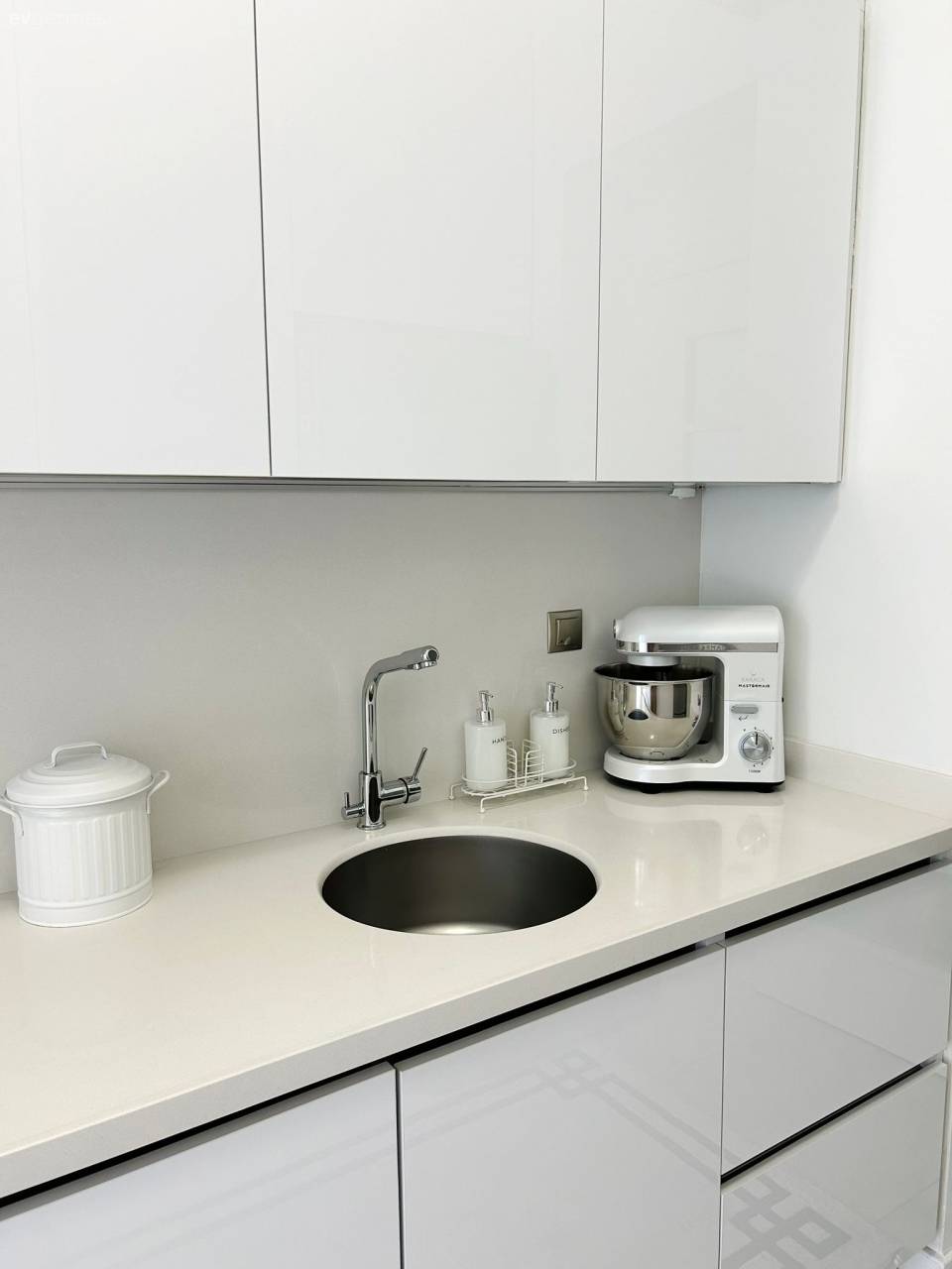 Beyaz ve Siyahı Baş Tacı Eden Bu Ev Zamansız Bir Görünüm Sunuyor!