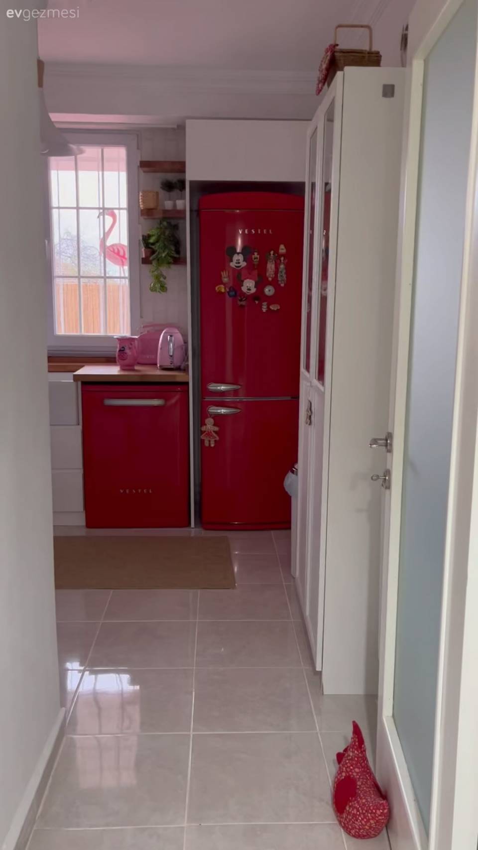 Beyaz ve Ahşabın Ortak Olduğu Bu Mutfağın Yıldızı Kırmızı