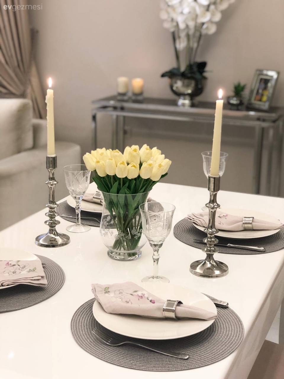 Ev Gezmesi: Nötr Renklerin Ferahlığına Sıcaklığı Da İliştiren Bir Dekor