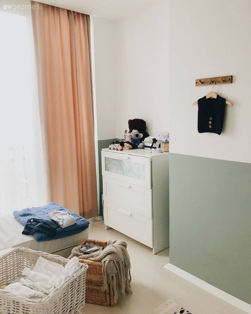 Nil Yeşili ve Beyaz Uyumu: Serin Esintiler Hissettiren Bir Dekor