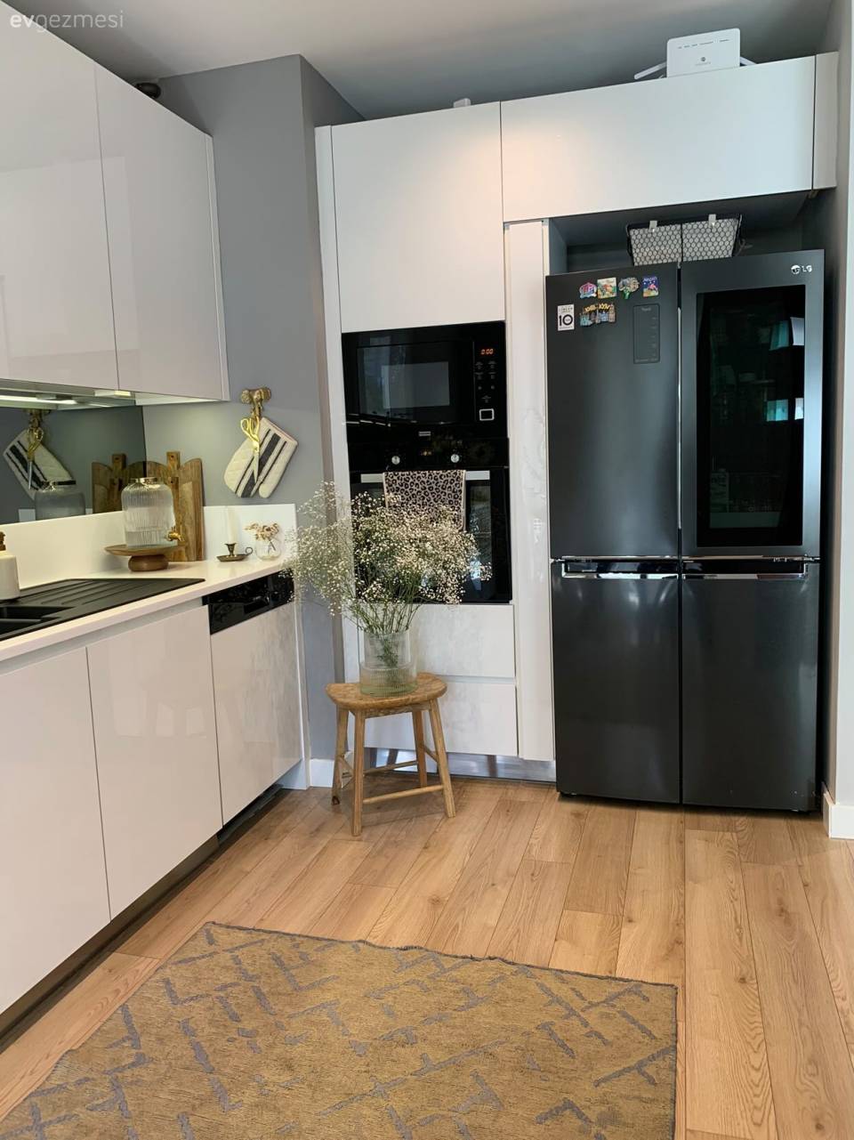 Bu Antalya Evi Modern Stili Country Eşliğinde Seviyor