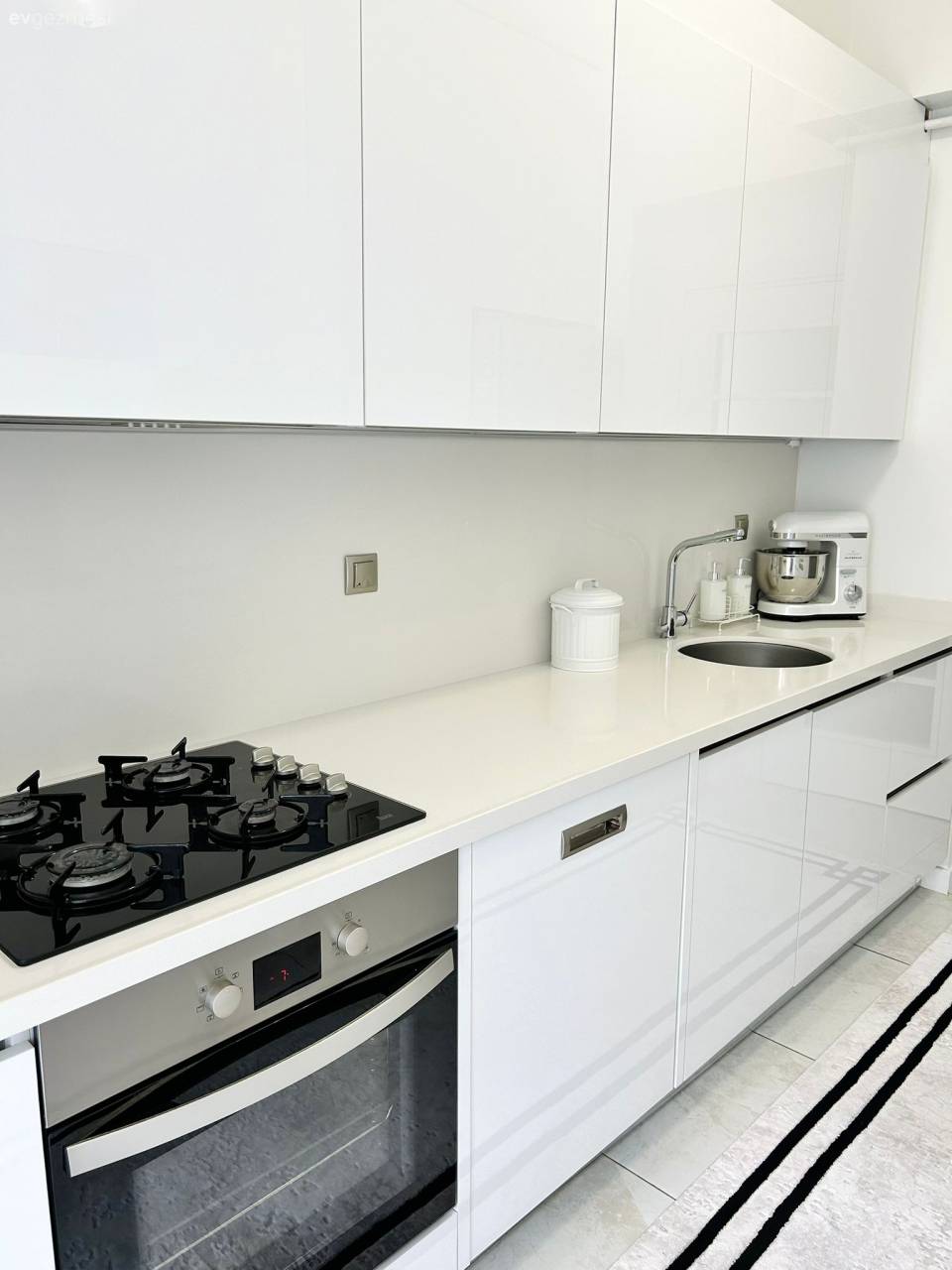 Beyaz ve Siyahı Baş Tacı Eden Bu Ev Zamansız Bir Görünüm Sunuyor!