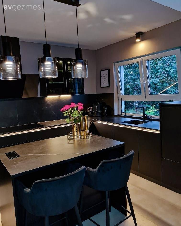 Bu Modern Evde Siyah ve Beyaz Kontrastı Her Köşeyi Sarmış!