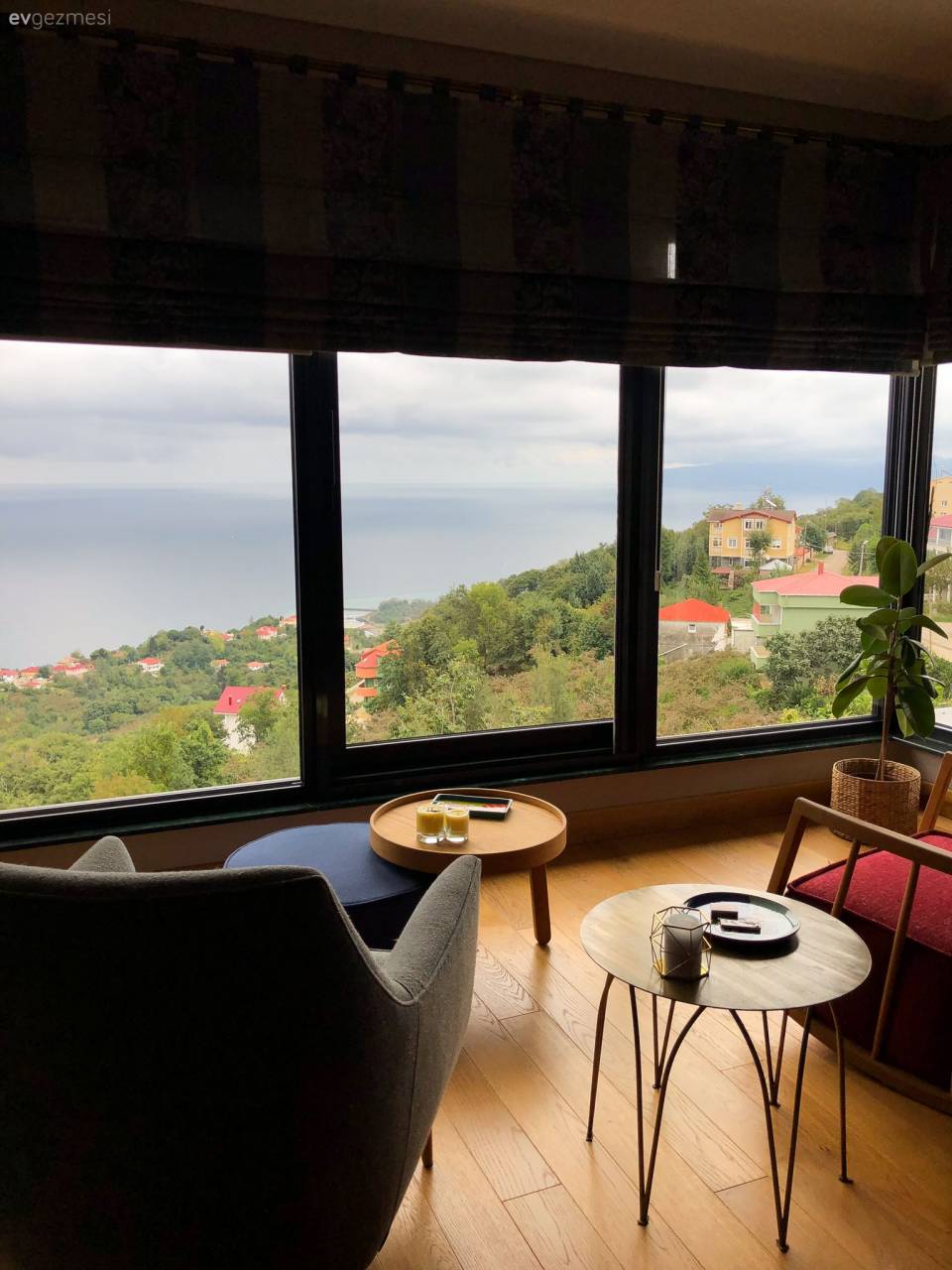 Beyaz Mutfaklardan Sıkılanlar İçin Denize Bakan Mavi Bir Mutfak