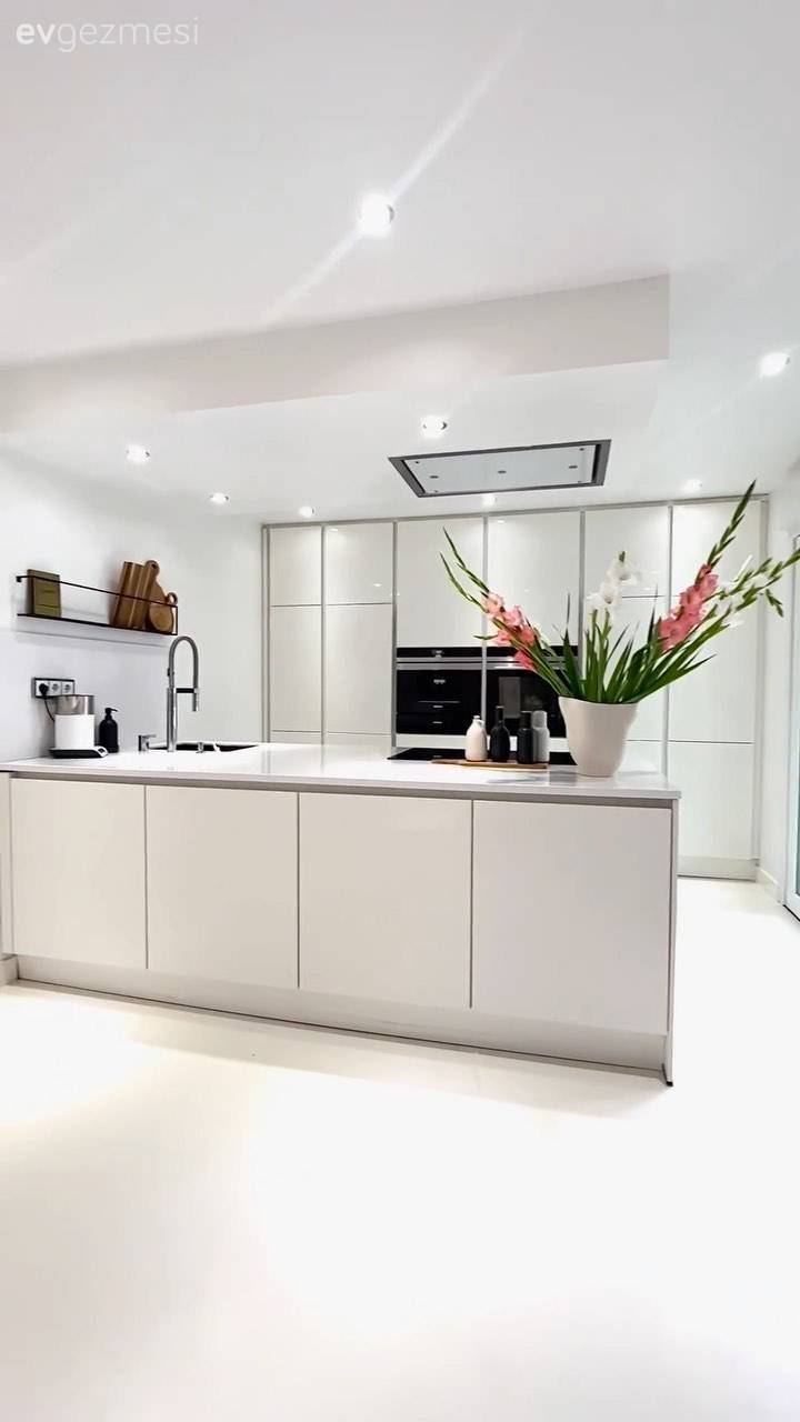 Beyaz ve Siyahı Seven Bu Evde Keskin Hatlara da Yer Var Kıvrımlara da!