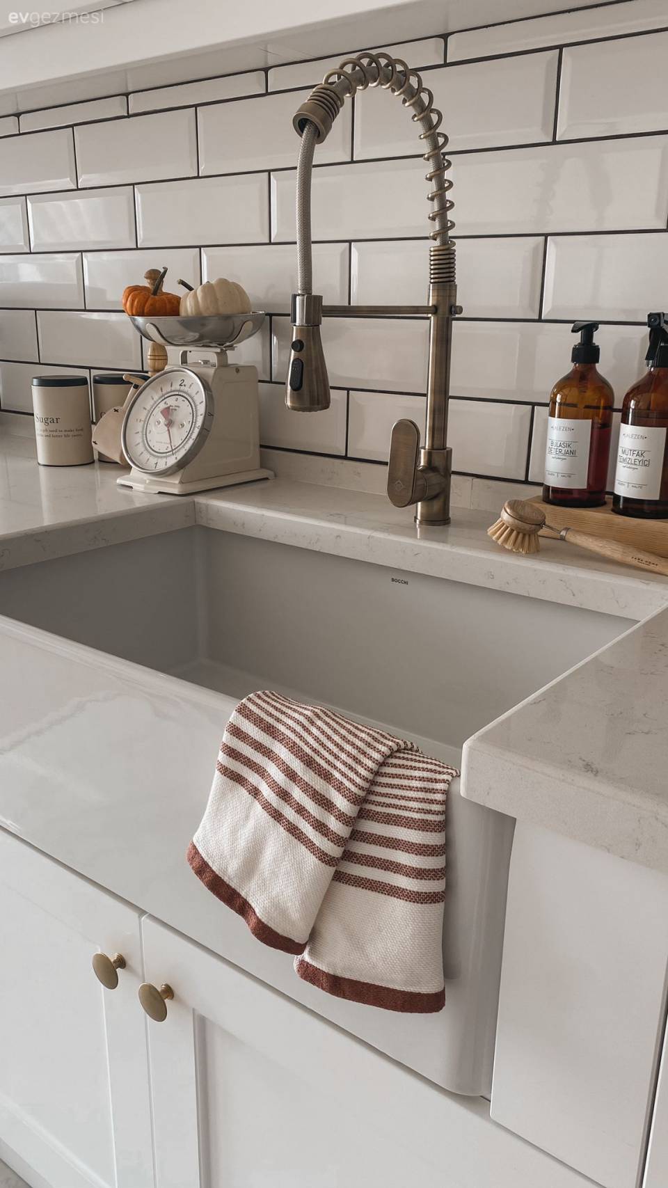 Bu Mutfakta Shaker Kapaklar ve Metro Seramik Samimi Tavrın Kaynağı!