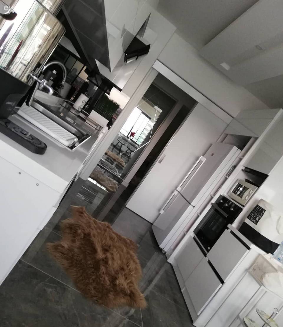 Kırmızıyla Canlanan Bu Evde Hem Işıltı Hem De Dinginlik Bir Arada!