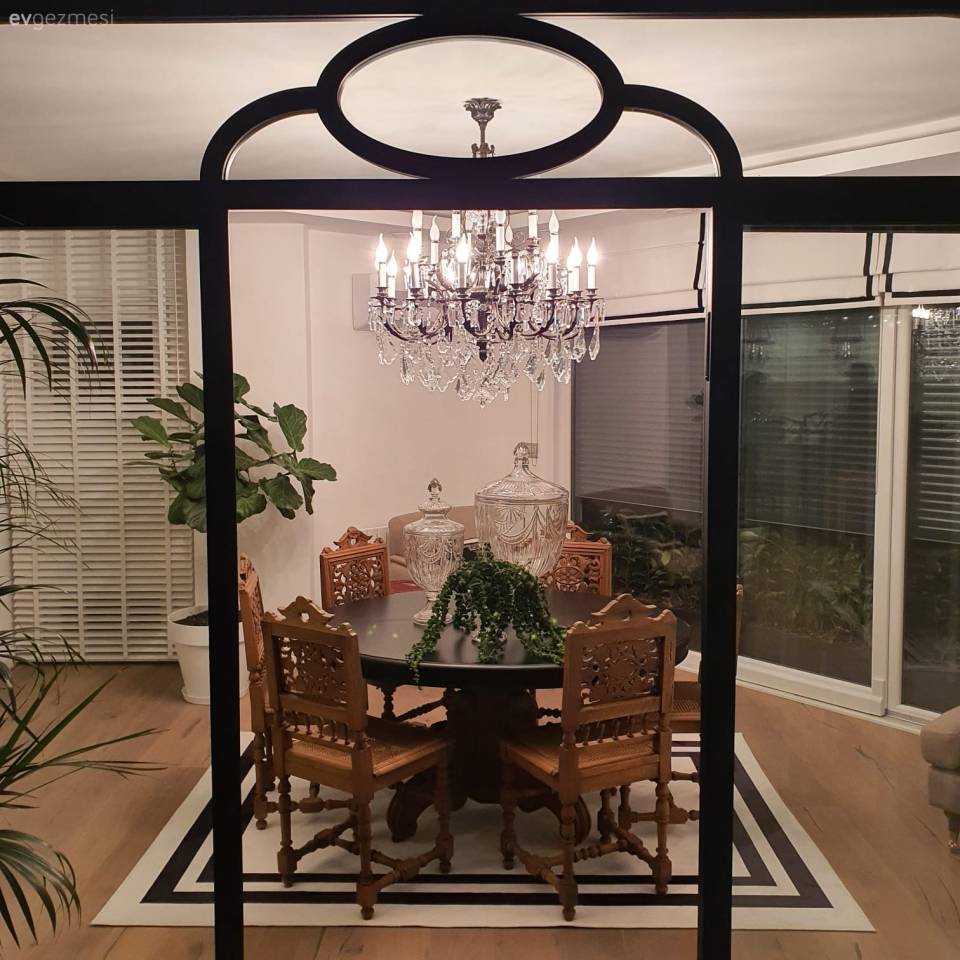 Kırmızıyı Seven Bu Deniz Manzaralı Evde Her Köşe Adeta Bir Sanat Eseri!