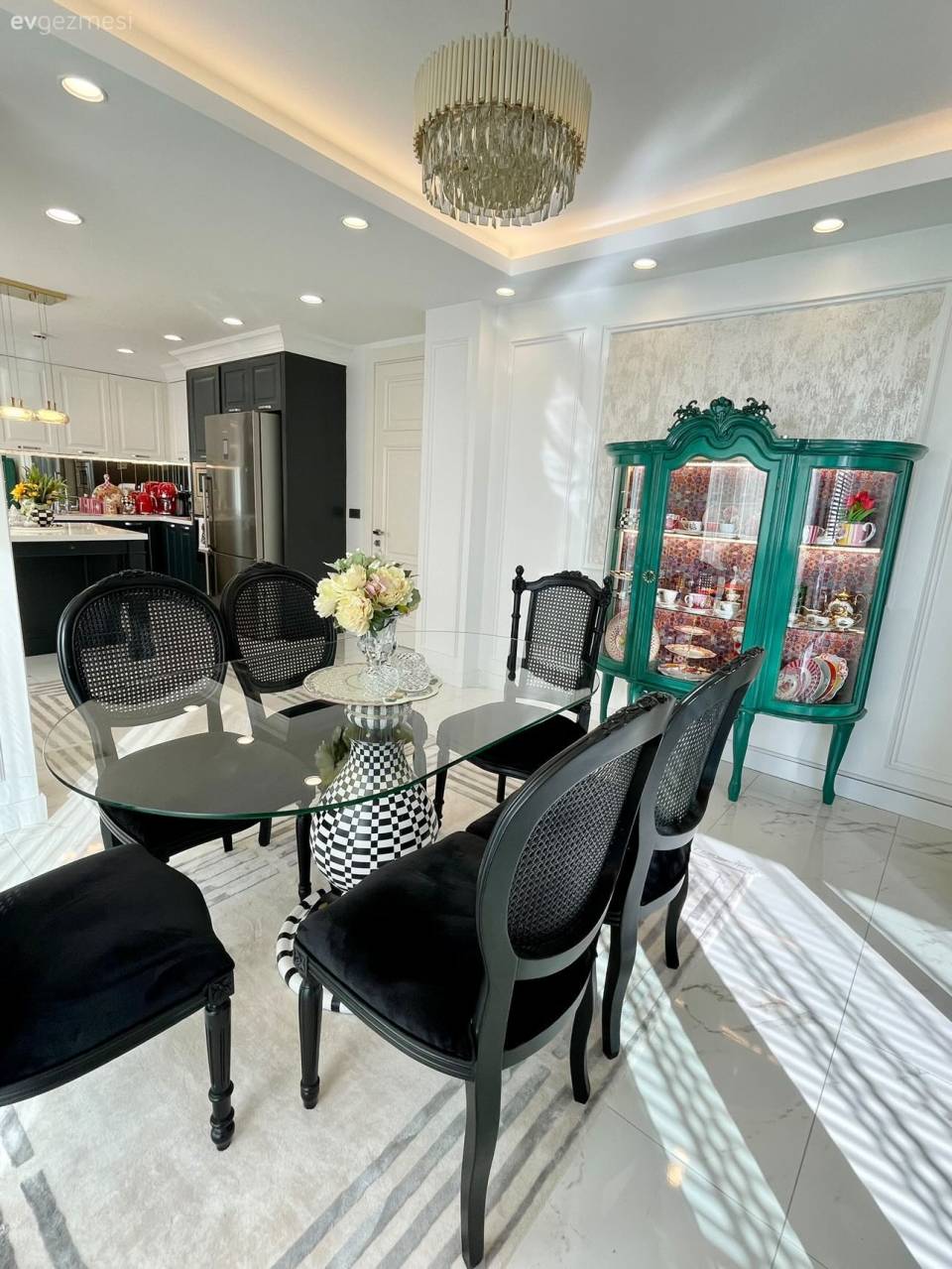 Bu İstanbul Mutfağında Modern Stil Antika Parçalarla Yorumlanmış!