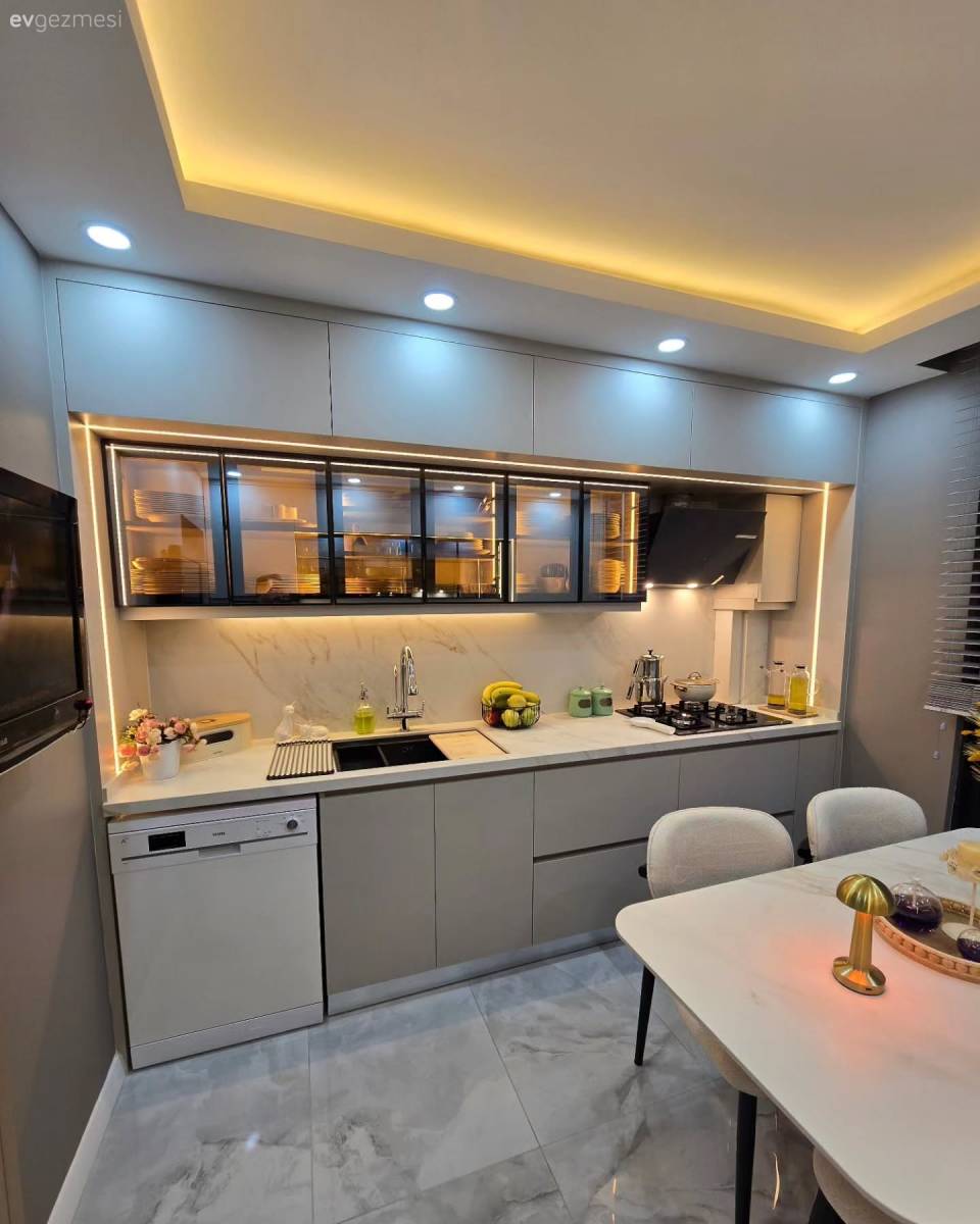 Koridor Tipi Bu Modern Mutfağın Cazibe Noktası Cam Kapaklar