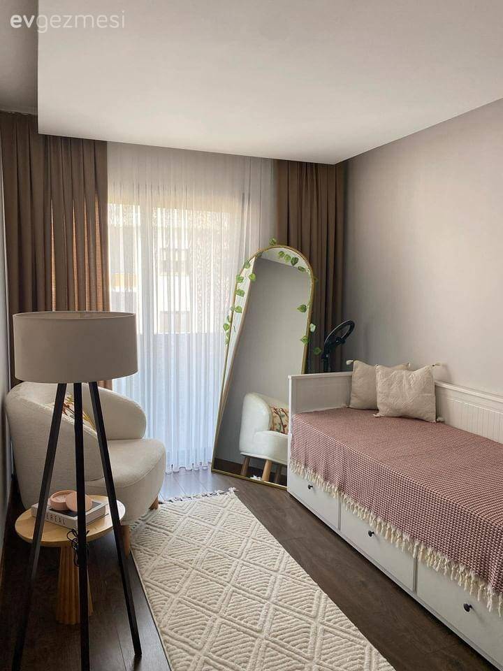 Beyaz Koltuk Takımını Cesaretle Kullanan Bir İzmir Evi