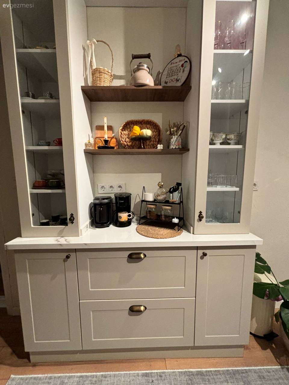 Üç Tarafı Dolapla Çevrili Bu Mutfağı Açık Dolaplar Ferahlatmış!