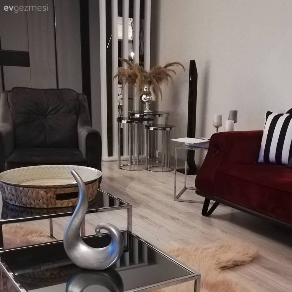 Kırmızıyla Canlanan Bu Evde Hem Işıltı Hem De Dinginlik Bir Arada!