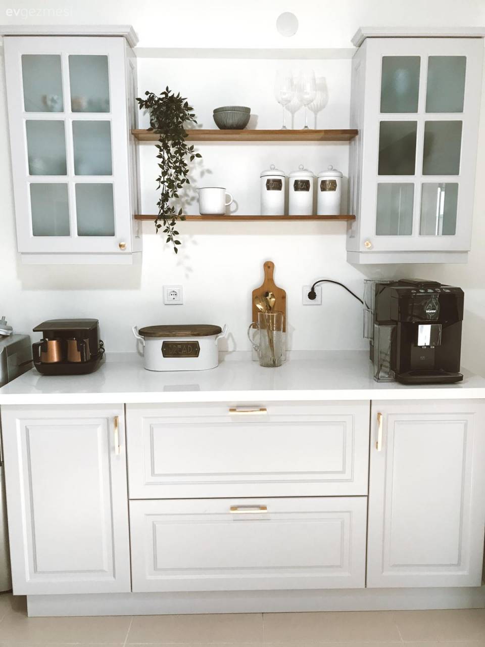 Sade Görünen Bu İzmir Evinde Sürpriz Çıkışlar Var