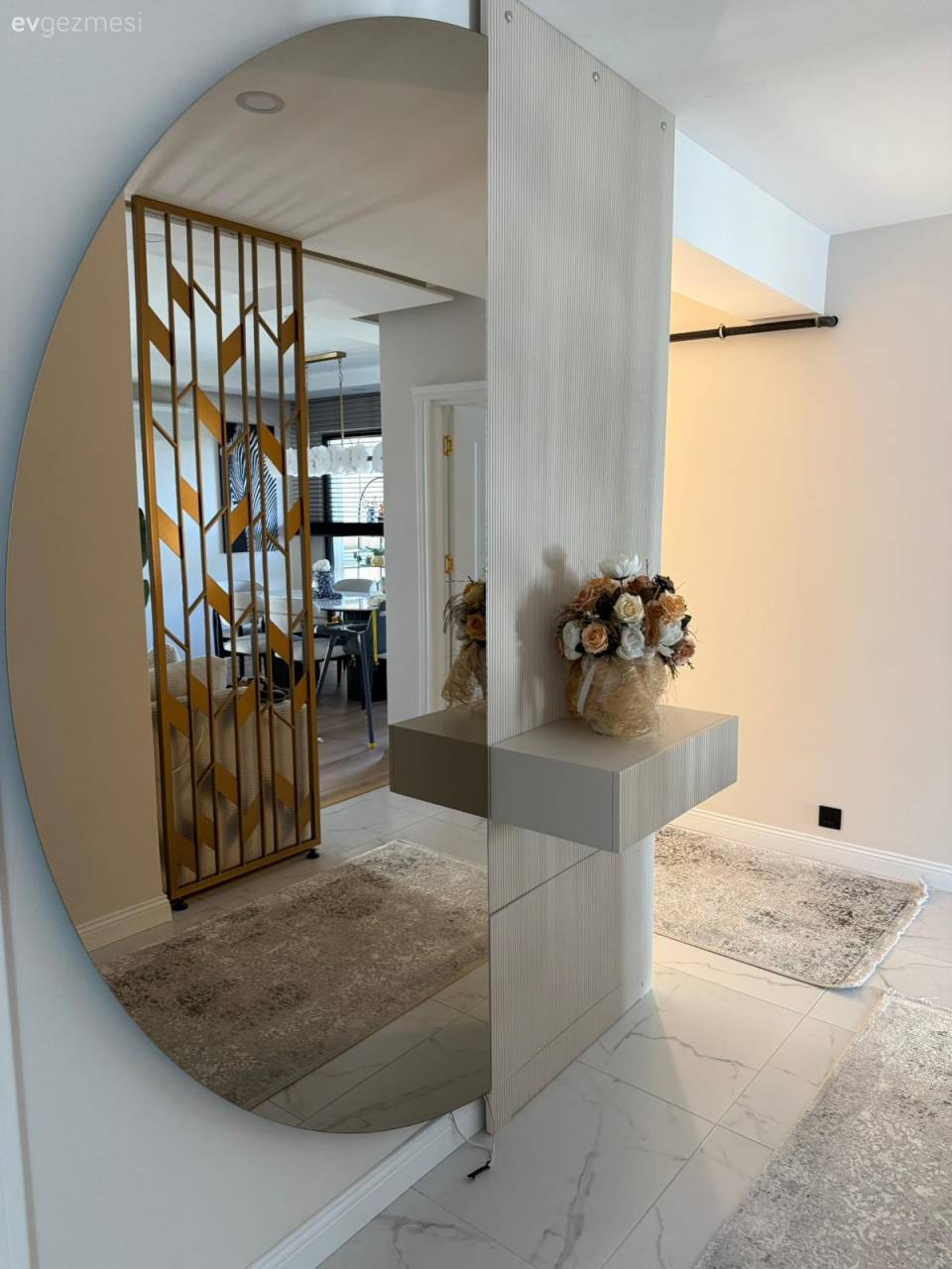 Penceresi Bol Bu Evde Sadelik ve Işıltıya Eşit Oranda Yer Var