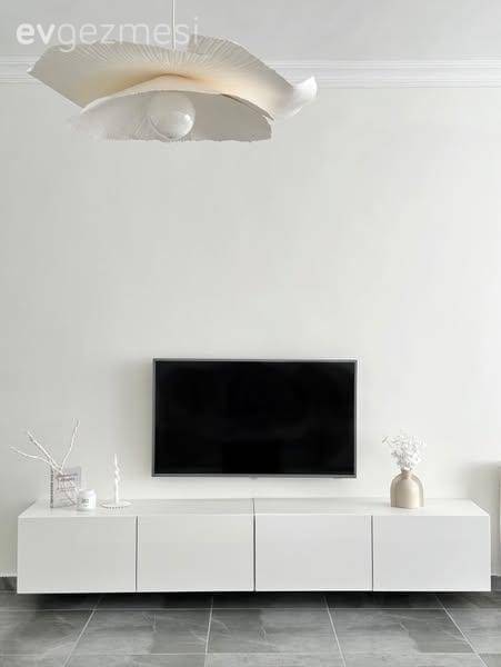 Bu Minimal Evde Beyaz ve Siyahın Arasına Başka Renk Girmemiş