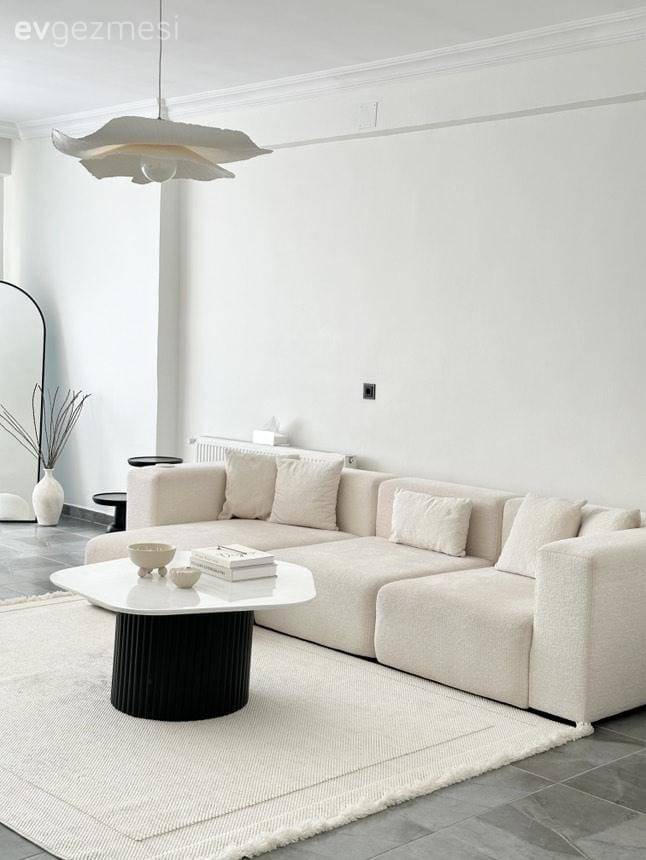 Bu Minimal Evde Beyaz ve Siyahın Arasına Başka Renk Girmemiş