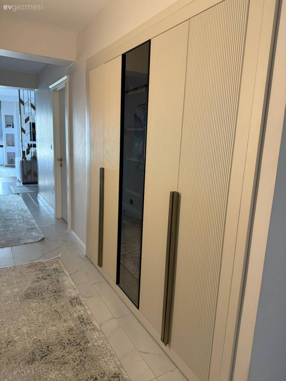 Penceresi Bol Bu Evde Sadelik ve Işıltıya Eşit Oranda Yer Var