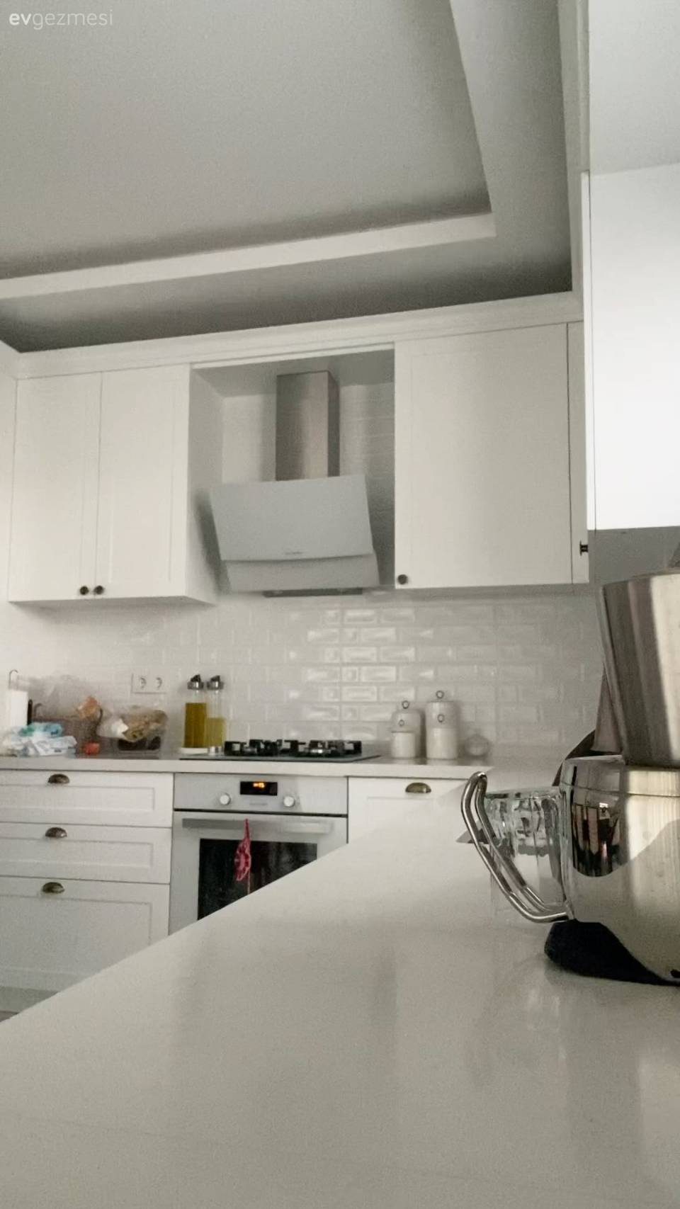 Büyük Masası ve Hazeran Sandalyeleri ile Davetkâr Ortam Sunan Mutfak!