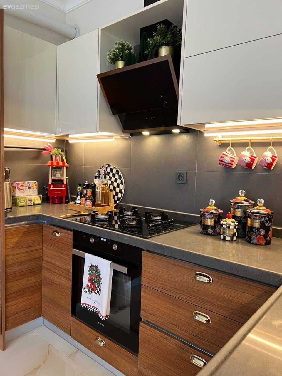 Ahşabın Dört Yanı Kuşattığı Bu Mutfak Bugünle Geçmiş Arasında