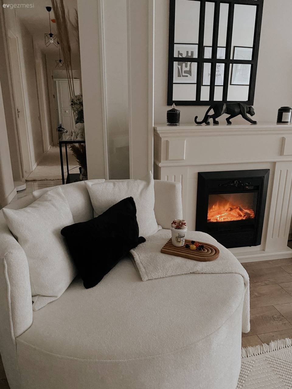 Bu İstanbul Evi İçin Hem Renk Hem de Form Kontrastı Önemli