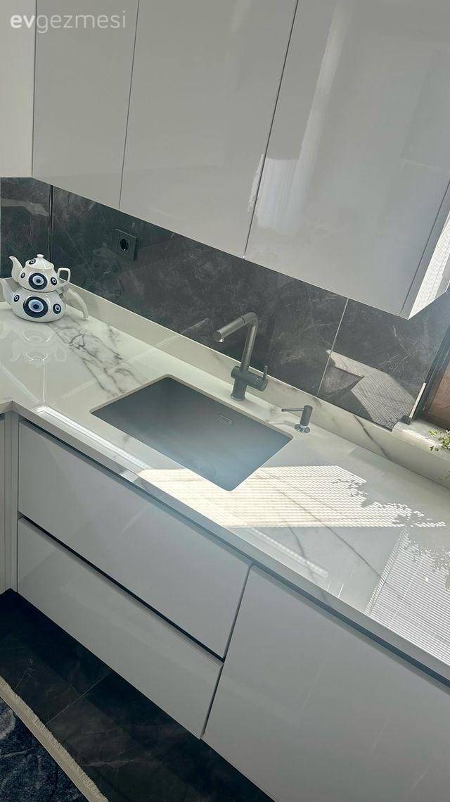 Cam Önünde Sedir Yanında Kahve Köşesi: Keyifli ve Modern Bir Mutfak