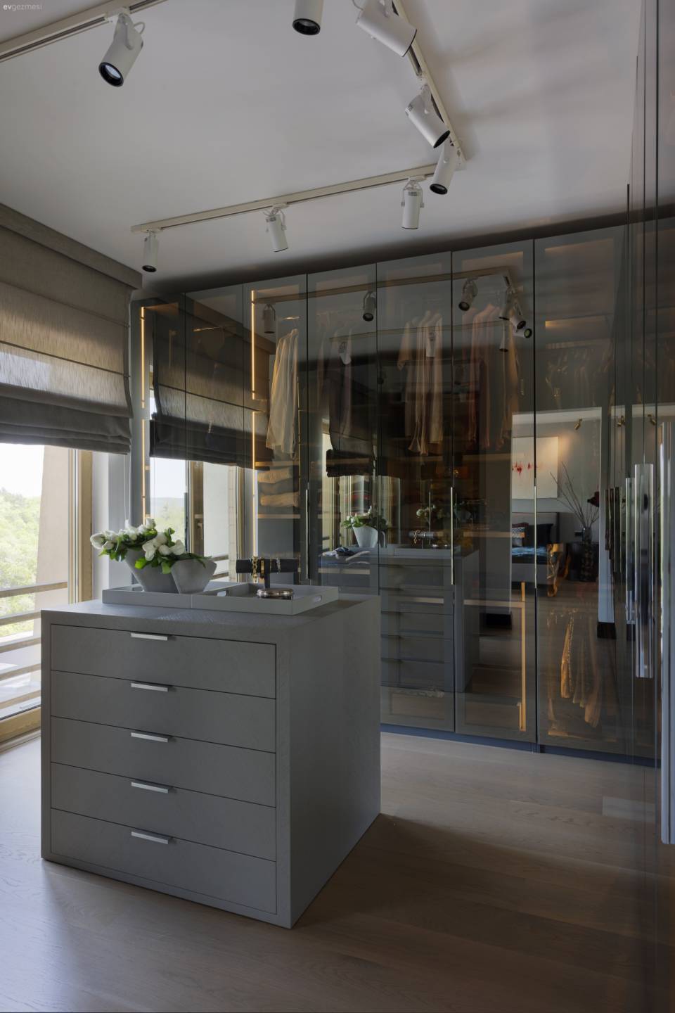 Size İlham Verecek 40+ Giyinme Odası Fikri ve Modeli