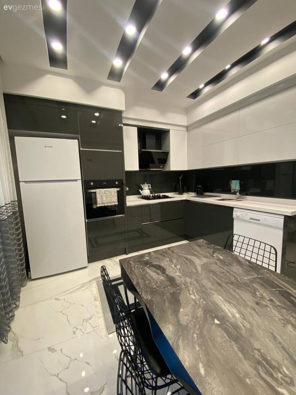 Ev Gezmesi: Uyum Formülünü Zıtlıklarla Oluşturan Bir İzmir Evi