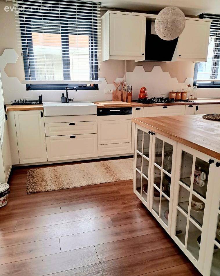 Petek Seramiklerle Tezgah Arası Şenlenen Bir İstanbul Mutfağı!