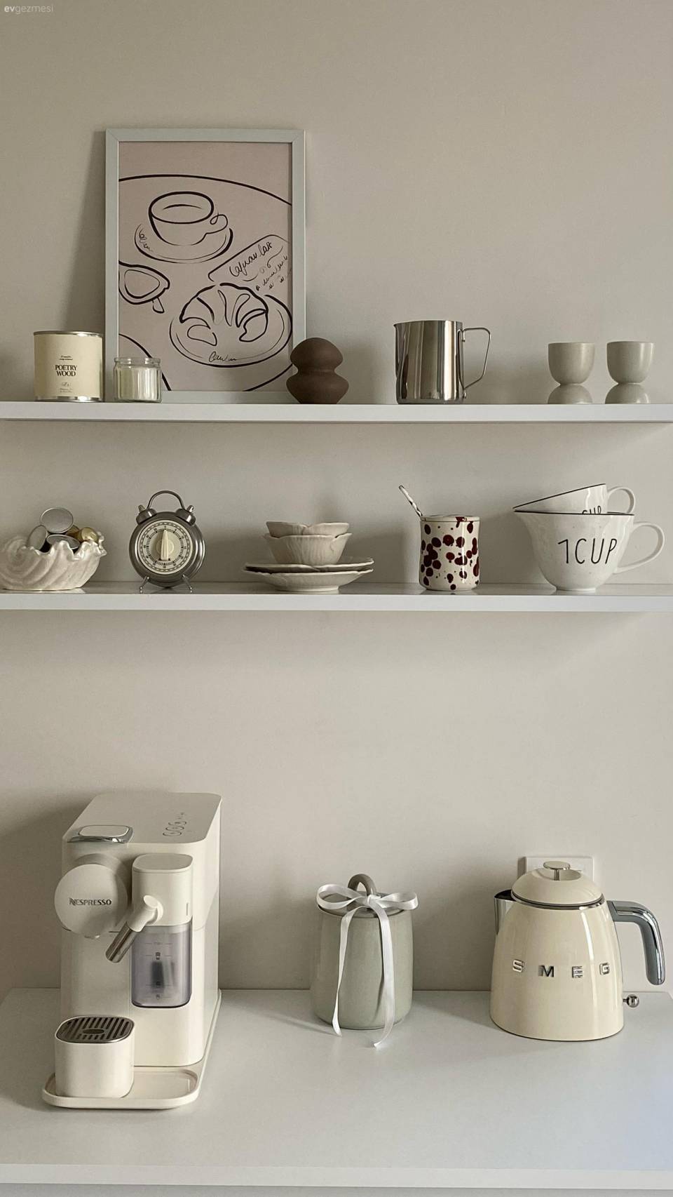 Beyaza Tutkun Bu Evde Formlar ve Dokularla Sıcaklık Sağlanmış