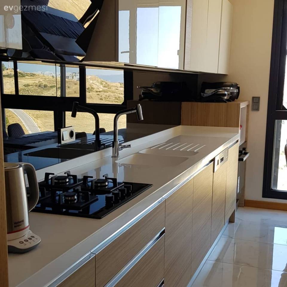 İddialı Renkler ve Mimari Detaylar Bu Dekora Çok Yakışmış!