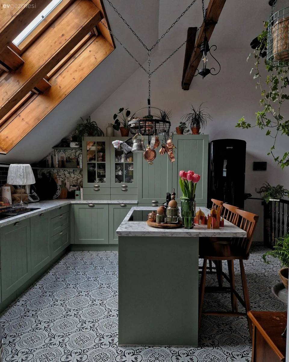 Kuyumcu Binasından Dönüşen Bu Ev Eski ve Yeniyi Bir Araya Getirmiş!