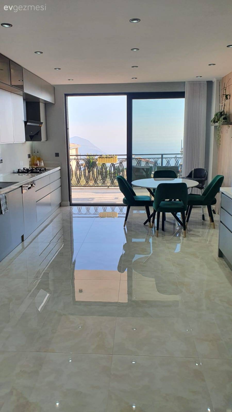 Bu Antalya Evinde Modern Stil Canlı Vurgularla Albeni Kazanmış