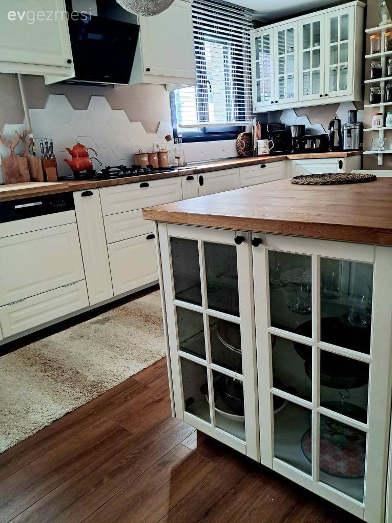 Petek Seramiklerle Tezgah Arası Şenlenen Bir İstanbul Mutfağı!