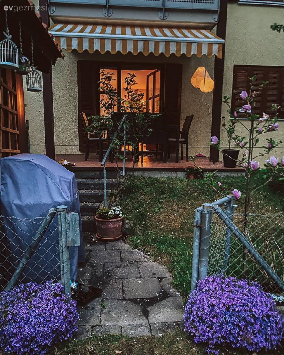 Bu Tatlı Evin Hem Bahçesinde Hem De İçinde Mevsim Hep Bahar