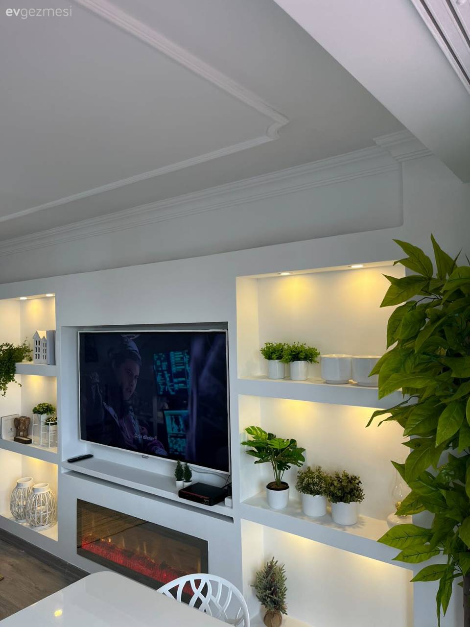 Beyaz ve Ahşabın Ortak Olduğu Bu Mutfağın Yıldızı Kırmızı