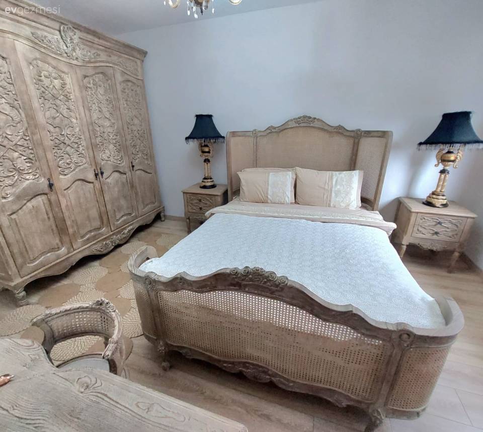 Bu Yatak Odasında Oymalı Ahşaplar Nakış Gibi İşlenmiş