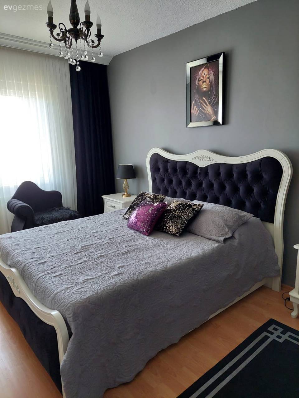 Bu İstanbul Evinde Uyumlu Renkler Işıltılarla Hareket Kazanmış