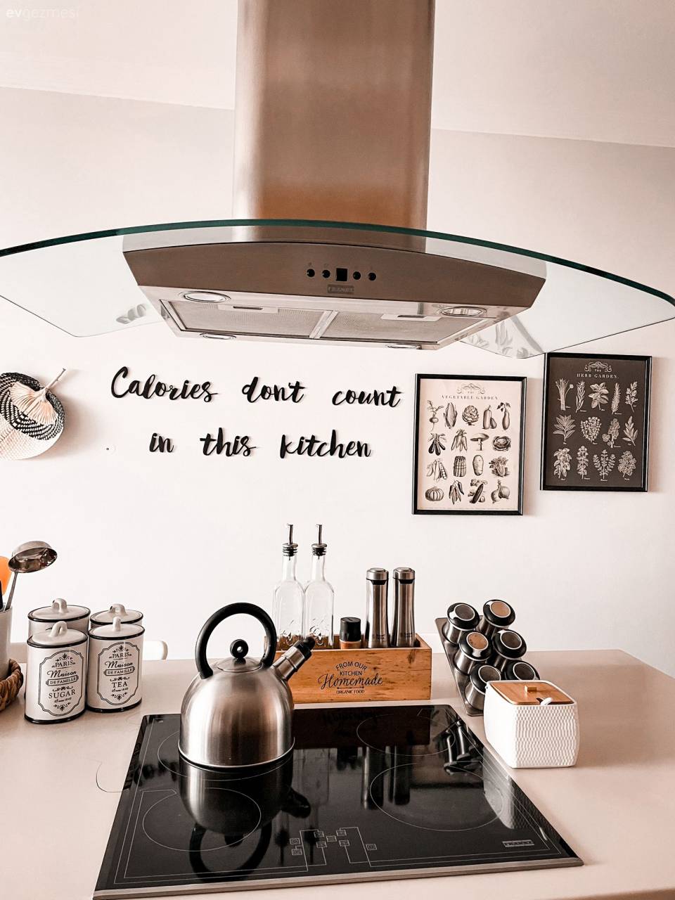 Bu Uyumlu Evde Duvarların Boş Durmasına Göz Yumulmamış