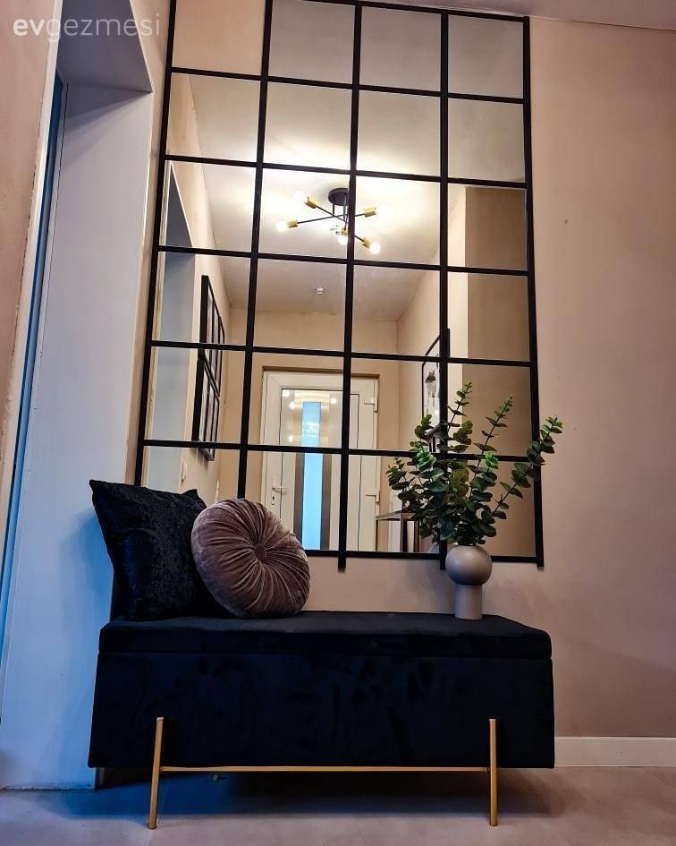 Bu Modern Evde Siyah ve Beyaz Kontrastı Her Köşeyi Sarmış!