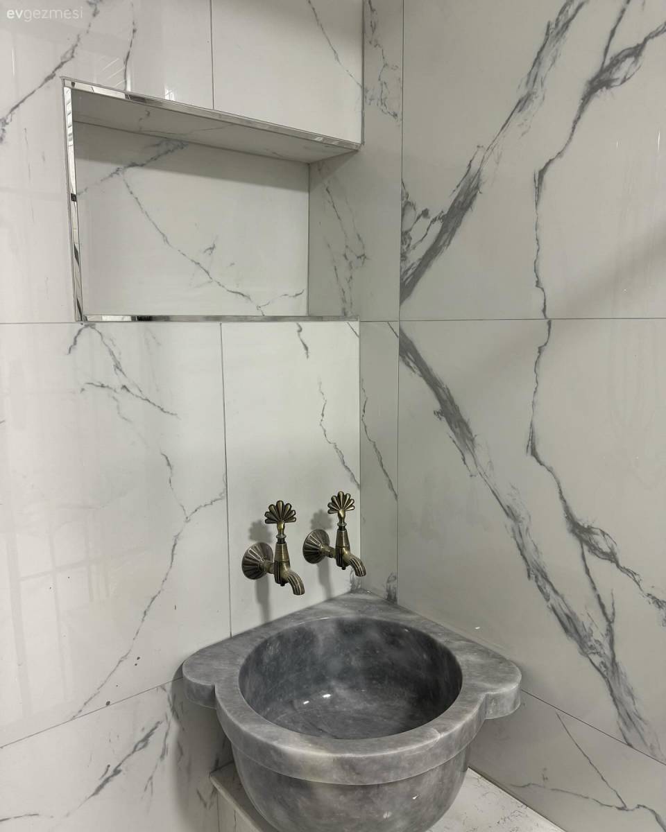Modern Tarzı Benimseyen Bu Banyoda Geleneksel Sürprizler Var