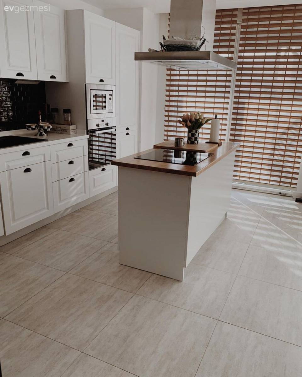 Beyaz ve Ahşap Uyumu Bu İstanbul Evinin Her Köşesinde Yankılanmış