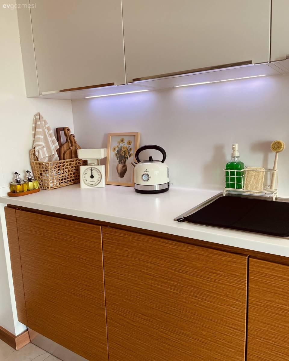 Ev Gezmesi: Duvar Tabaklarının Zarafetini Örneklendiren Bir Mutfak!