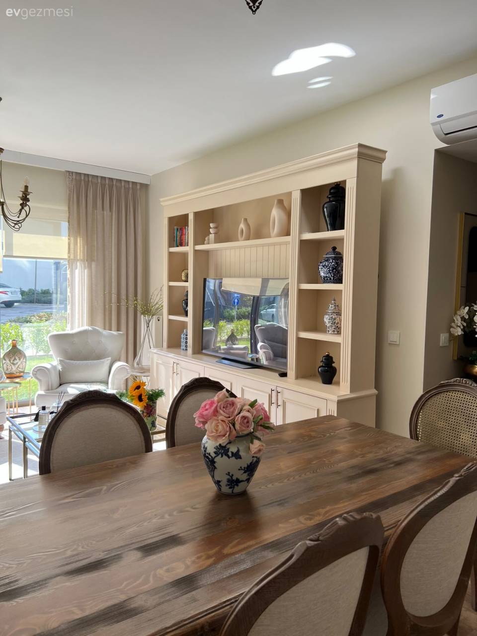 Bu İstanbul Evinde Ahşap Sıcaklığı ve Zarif Tasarımlar El Ele