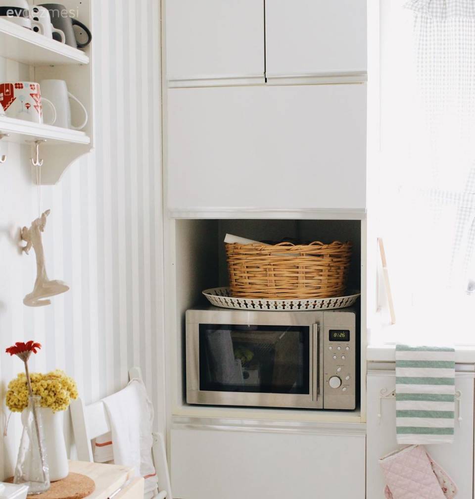 Nil Yeşili ve Beyaz Uyumu: Serin Esintiler Hissettiren Bir Dekor