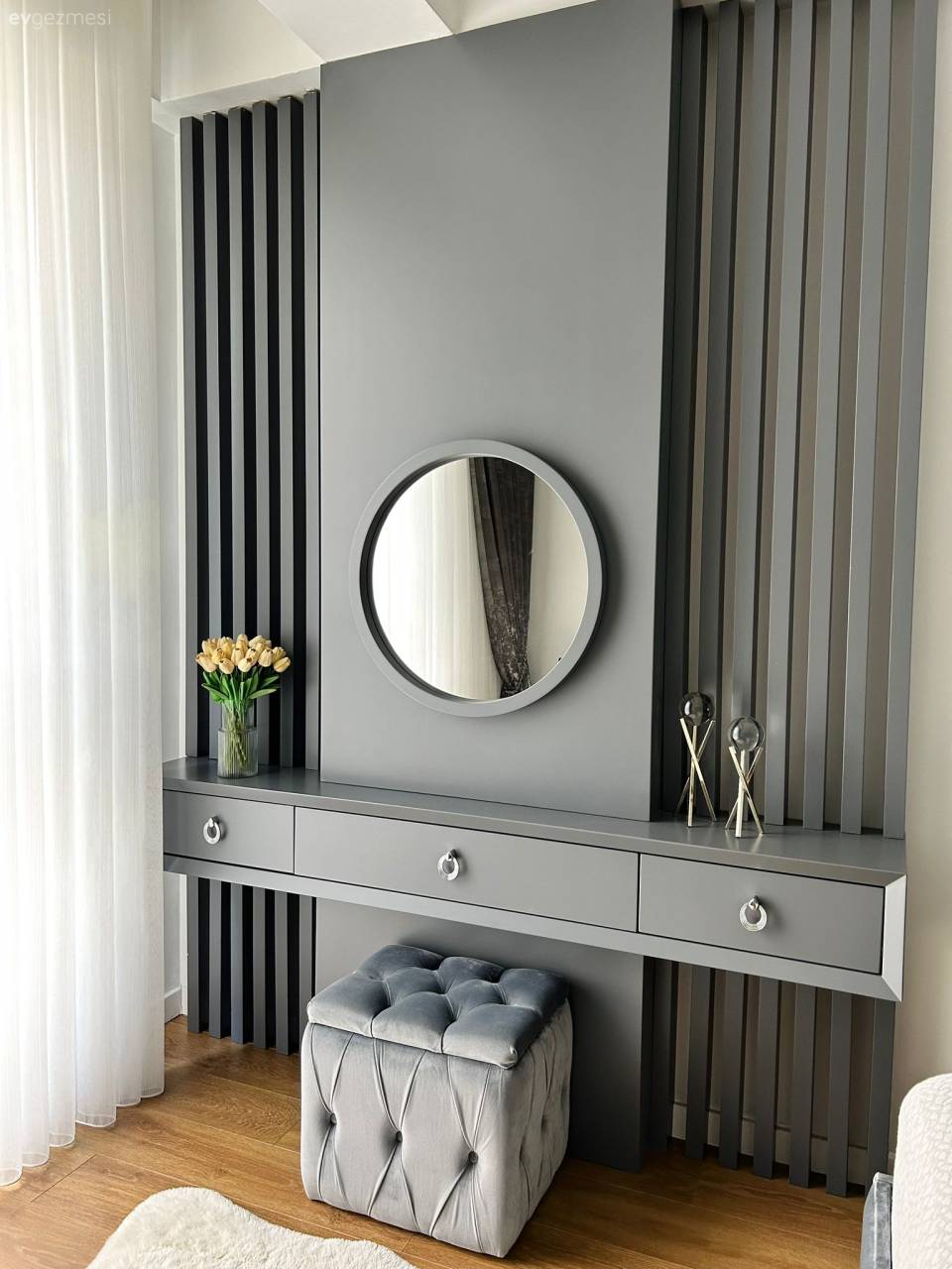 Beyaz ve Siyahı Baş Tacı Eden Bu Ev Zamansız Bir Görünüm Sunuyor!